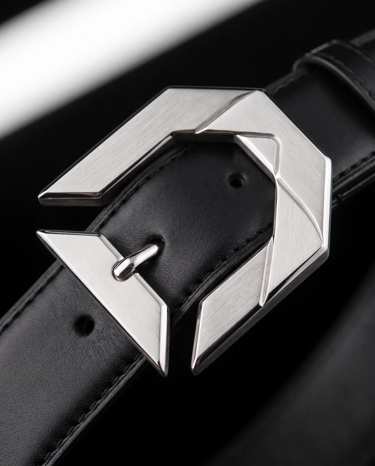 Close up of the dress belt: the buckle, in stainless steel.