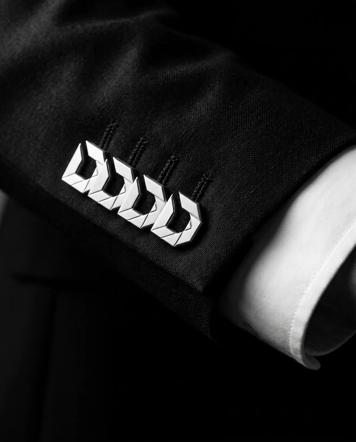 Close up of the wool blazer: the cuff buttons, in stainless steel.