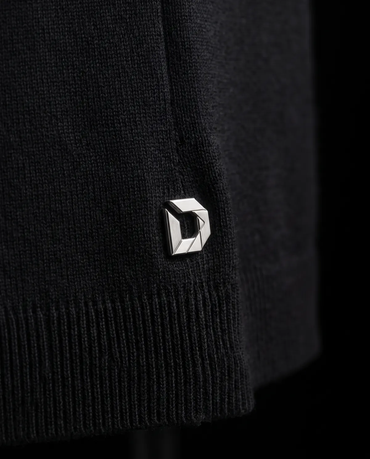 Close up of the merino crewneck: left side seam, 5 cm above the hem, in stainless steel.